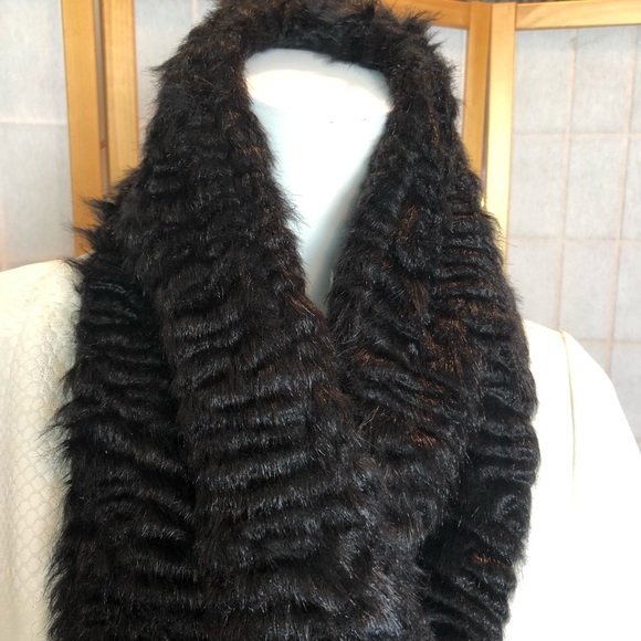 CeLeste by Bibhu Faux Fur Boa - Picture 2 of 7